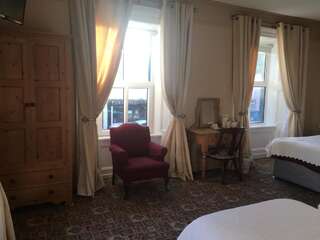Отели типа «постель и завтрак» Tynte House Dún Luáin Семейный номер с ванной комнатой-4