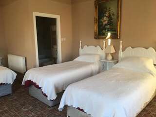Отели типа «постель и завтрак» Tynte House Dún Luáin Семейный номер с ванной комнатой-7